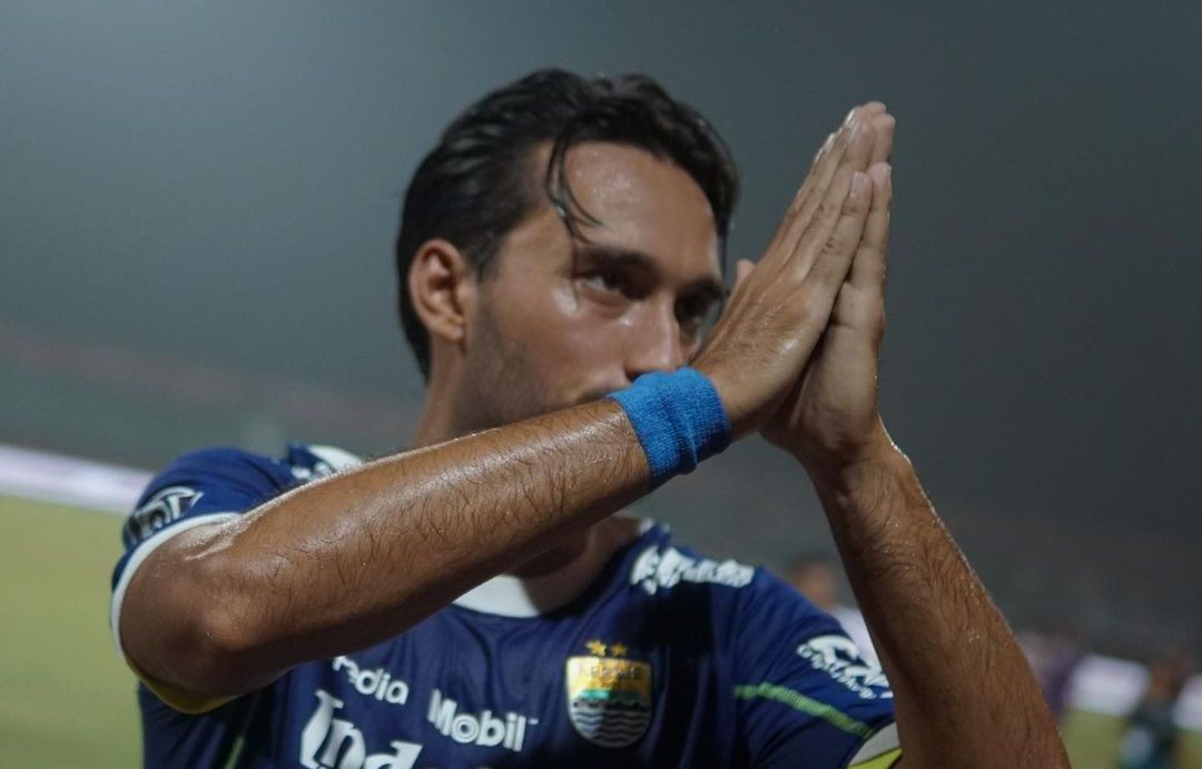 Pemain Persib Ezra Walian tak terlihat alias menghilang dalam sesi latihan resmi Persib hari ini di Stadion GBLA.