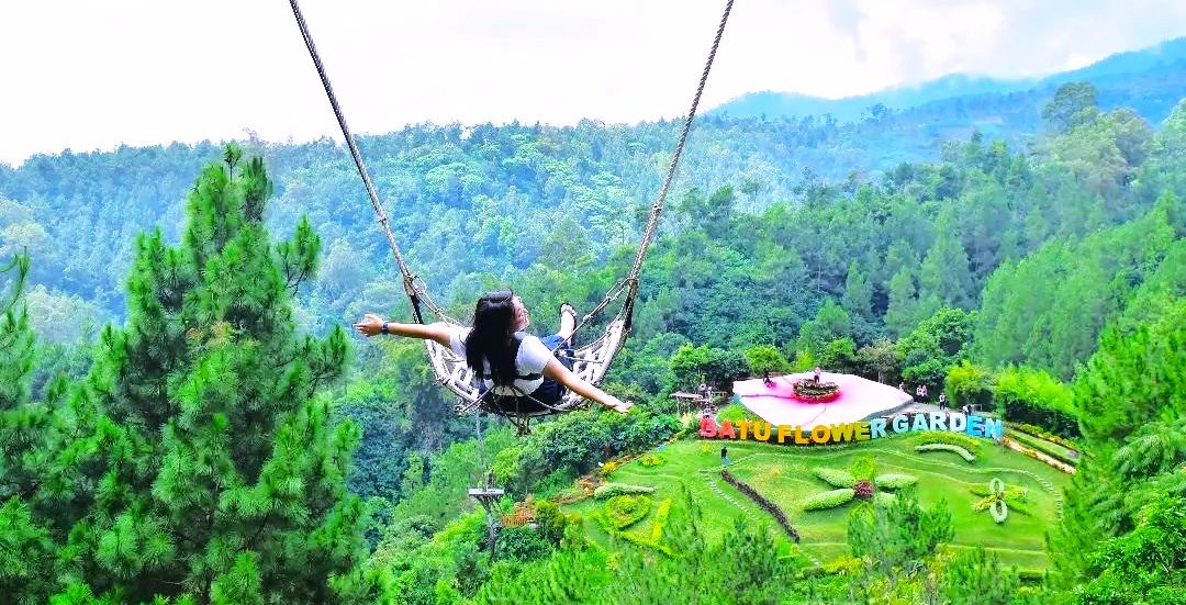 Coban Rais, salah satu tempat wisata alam hits instagramable di Malang cocok dikunjungi saat liburan sekolah maupun weekend bersma keluarga