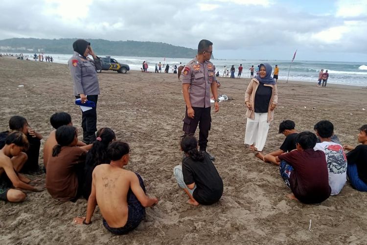 Warga Tasikmalaya Hilang Terseret Ombak Di Pantai Pangandaran Berenang