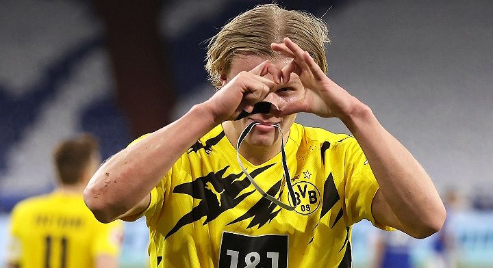 Striker Borussia Dortmund, Erling Haaland saat merayakan gol. Agennya mengungkapkan bahwa laju perkembangannya terlalu cepat untuk pemain seumuran Haaland