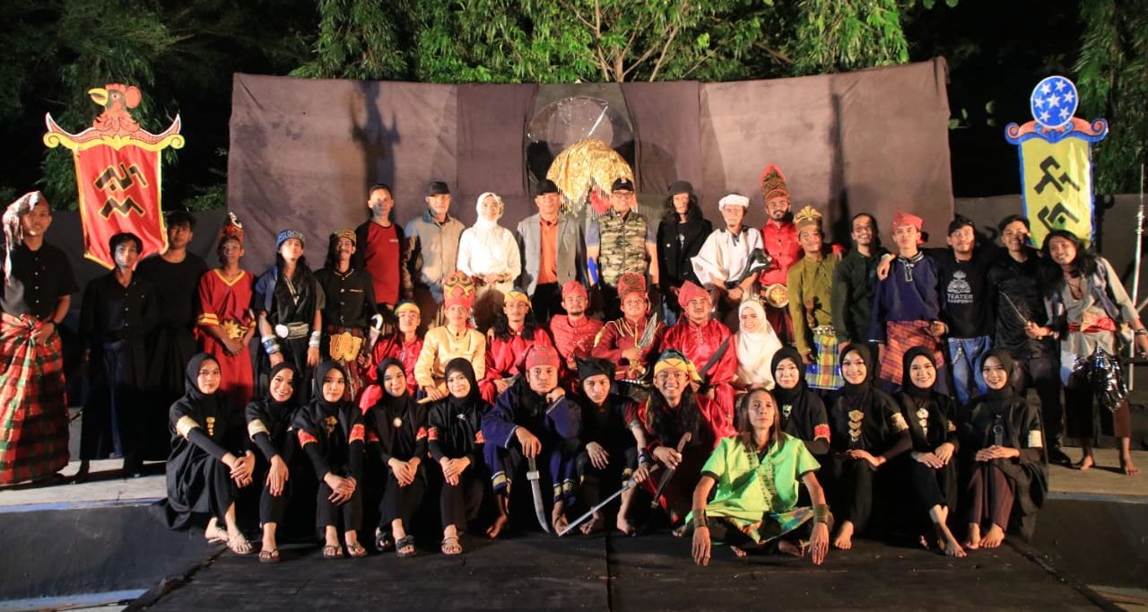 Bupati Bulukumba bersama para seniman Teater Kampong 