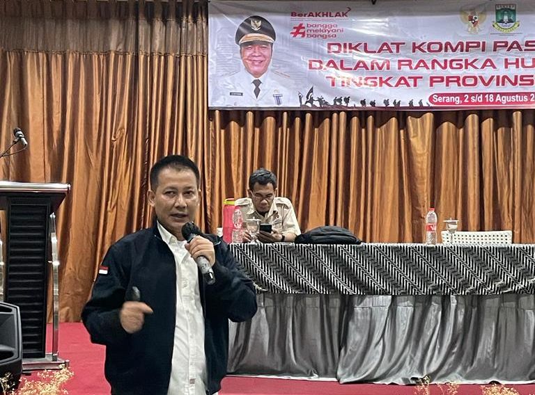 Humas IKAL Banten Toni Anwar Mahmud, saat menyampaikan materi pada kegiatan pembekalan nilai-nilai kebangsaan kepada anggota Paskibraka Banten yang digelar IKAL Banten di salah satu hotel di Kota Serang, 6-7 Agustus 2023. 