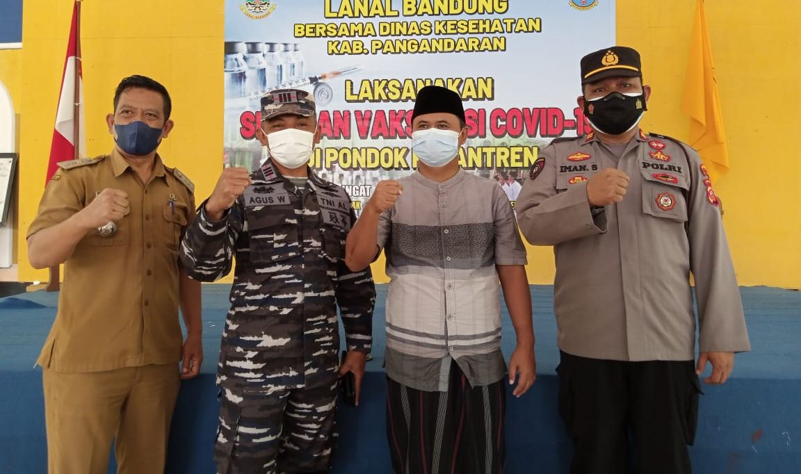 Komandan Pos TNI AL Pangandaran Kapten Laut Agus Wadyo (kedua dari kiri) bersama Camat dan Kapolsek Kalipucang.