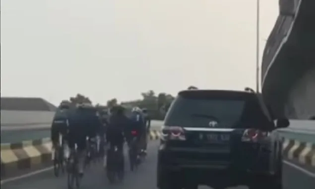 Viral Rombongan Pesepeda Road Bike Melintasi JLNT Antasari saat PPKM Level 4 Berlangsung