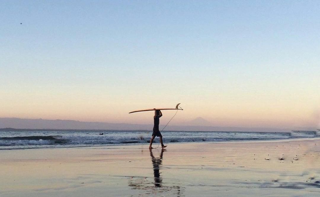 Seorang remaja yang hendak surfing