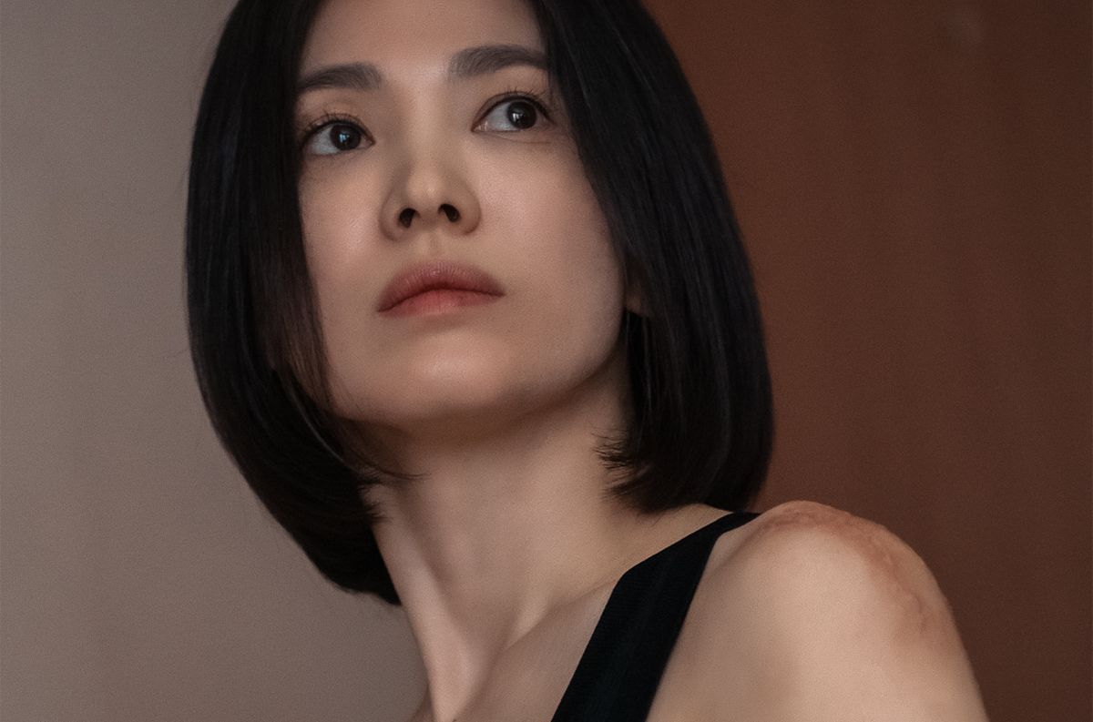 Dijamin legal bukan Drakorindo, DrakorQu, LK21, Indo XXI, atau grup ilegal Telegram, berikut link nonton drama Korea The Glory sub Indo yang dibintangi Song Hye Kyo sebagai Dong Eun.