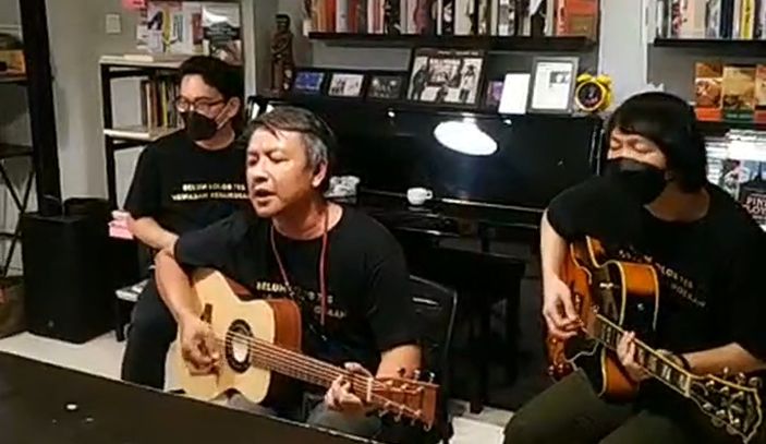 Lirik Lagu Desember - Efek Rumah Kaca: Aku Selalu Suka Sehabis Hujan di