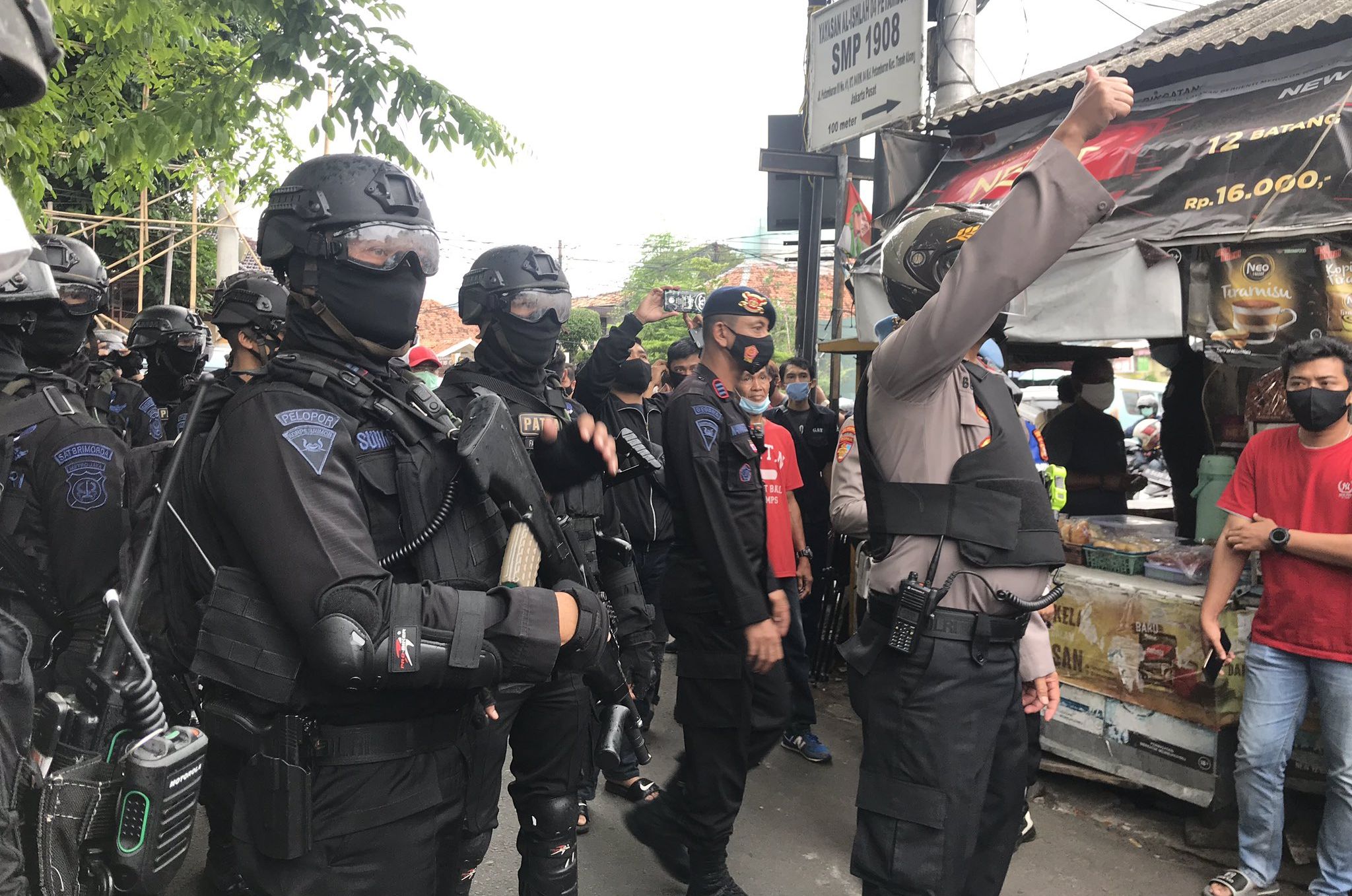 Personel Brimob bersenjata menjaga kawasan Petamburan, Jakarta Pusat, Rabu, 30 Desember 2020. (Twitter)