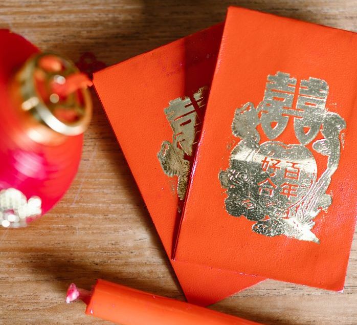  Memberikan amplop merah atau angpao, merupakan salah satu tradisi di Tahun Baru Imlek./Pexels