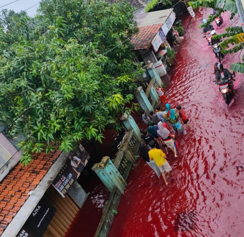 Potret genangan banjir berwarna merah di Kelurahan Jenggot, Kecamatan Pekalongan Selatan, Kota Pekalongan, Jawa Tengah, Sabtu, 6 Februari 2021.
