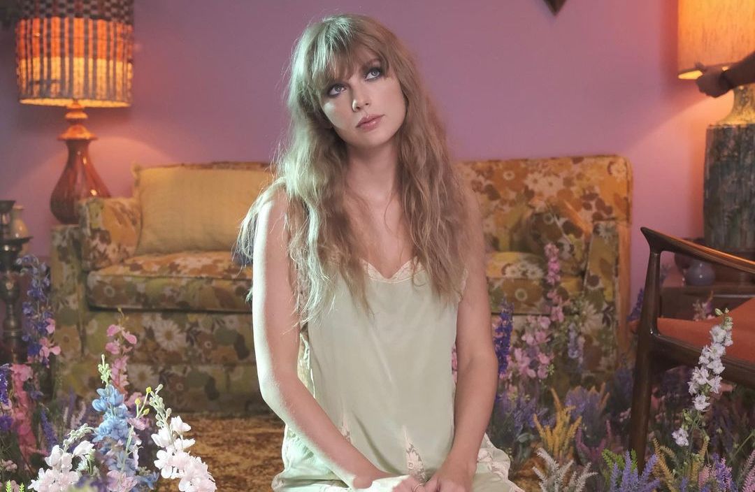Taylor Swift resmi rilis video musik untuk lagu Lavender Haze kemarin, 28 Januari 2023, simak lirik dan terjemahan lengkapnya.