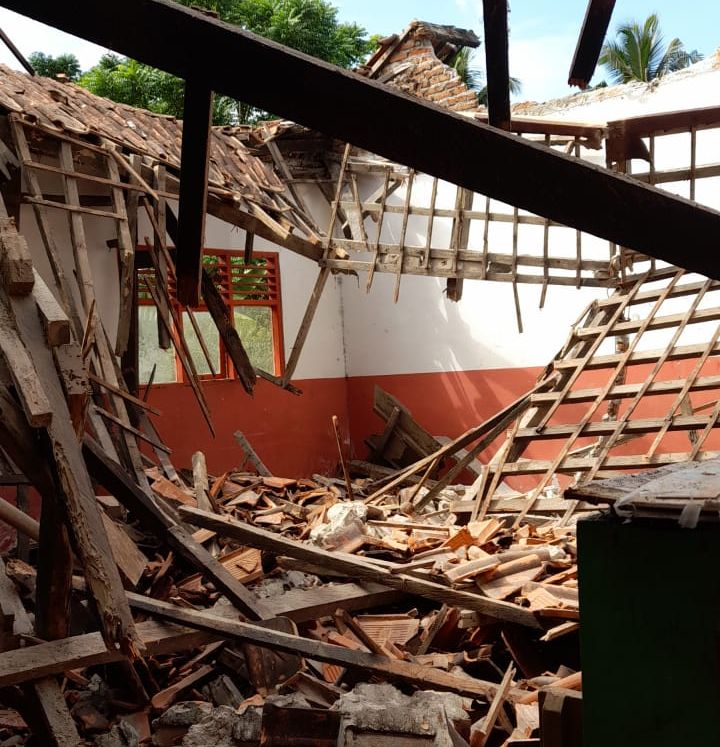Dua Ruang Kelas SDN Salatri di Salatri Desa Mekarsari, Kecamatan Agrabinta, Cianjur Ambruk. Diduga akibat penyangga atap sudah lapuk