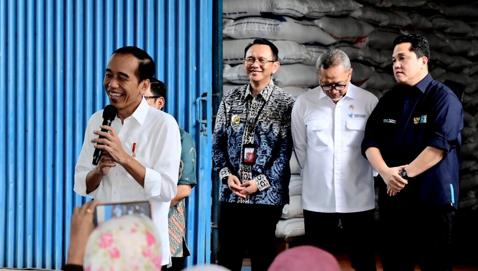Pj Bekasi Dani Ramdan (ketiga dari kanan) mendampingi Jokowi membagikan bantuan beras cadangan di Gudang Bulog Cibitung, Desa Sukadanau Kecamatan Cikarang Barat, Jumat 16 Februari 2024.