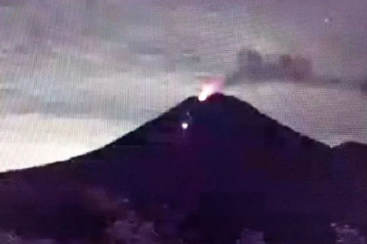 Berstatus Siaga, Gunung Semeru Kembali Erupsi Disertai Awan Panas Guguran