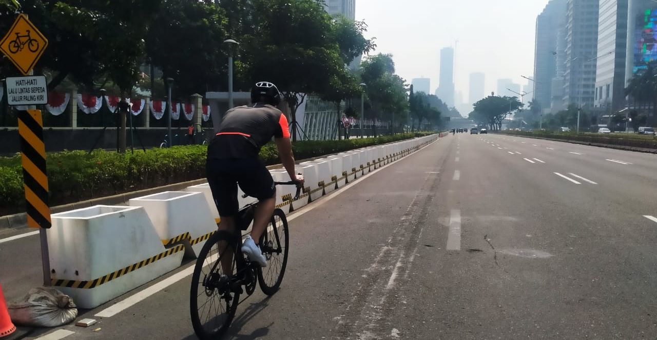 Ilustrasi bersepeda di Senayan Jakarta.