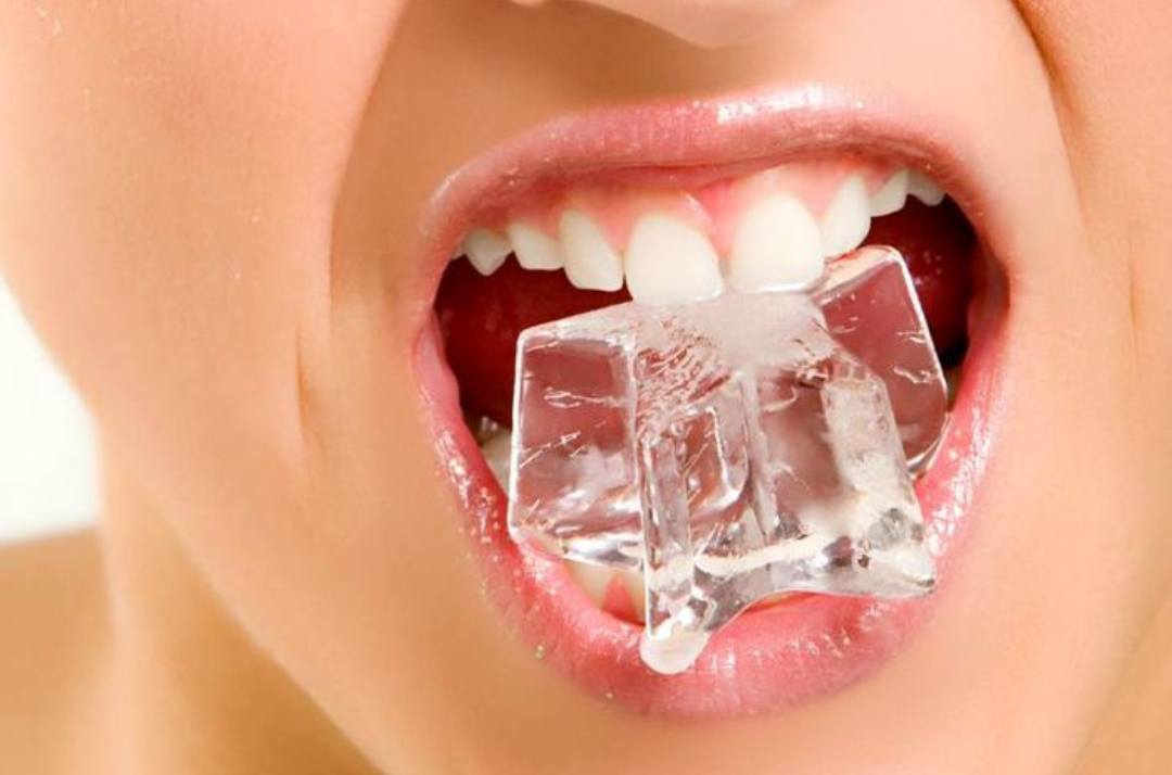Ilustrasi makan es batu apakah dapaf menghilangkan rasa sakit setelah cabut gigi