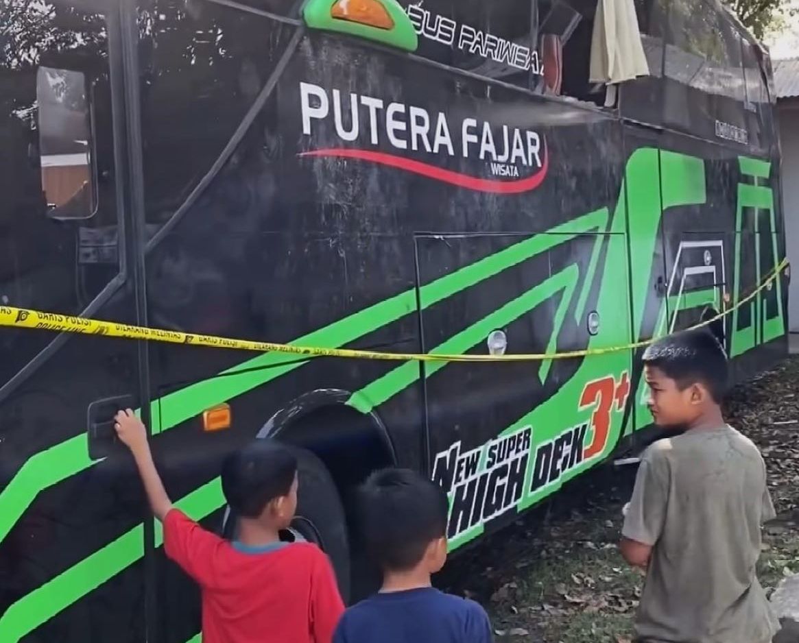 Beberapa anak melihat dari dekat bus Trans Putera Fajar yang mengalami kecelakaan di Jalan Raya Ciater Subang Jawa Barat pada Sabtu 11 Mei 2024 malam.