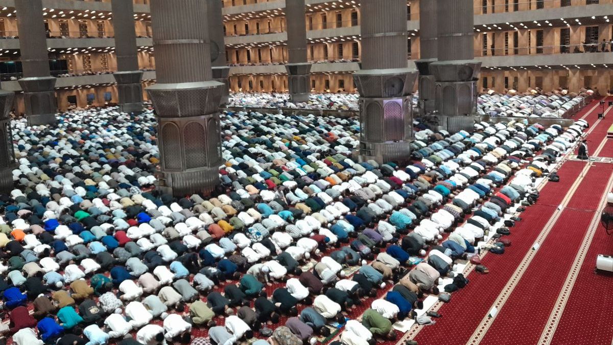 Foto-Foto Suasana Tarawih Pertama Ramadhan 2024 di Masjid Istiqlal Jakarta, Dipenuhi Jemaah Sejak Sore