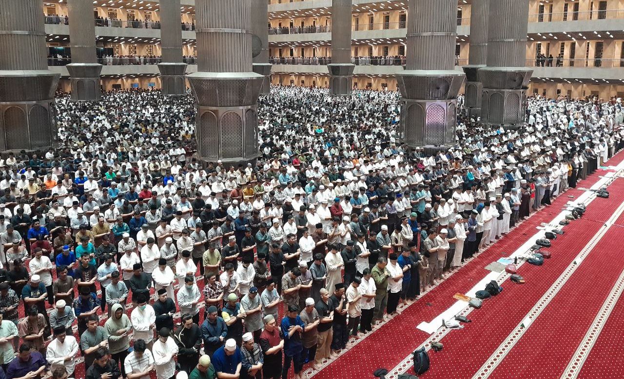 Suasana tarawih hari pertama di Masjid Istiqlal, Jakarta Pusat, Senin, 11 Maret 2024.