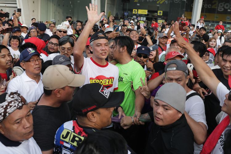 Ganjar Pranowo Dituding Gimik Dapat Perhatian Massa di GBK, Netizen: Gak Sengaja kok Pakai Undangan?
