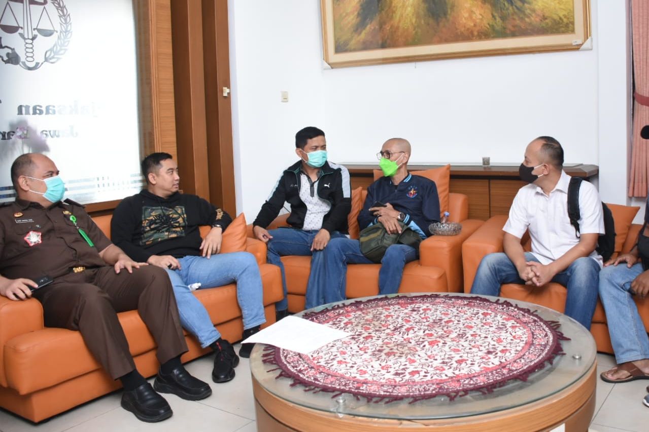 Terpidana Ir. Lilik Karnaen MT (keempat dari kiri) setelah ditangkap petugas Kejaksaan di sebuah hotel mewah di Kota Bandung, Selasa, 19 Oktober 2021./Penkum Kejati Jabar