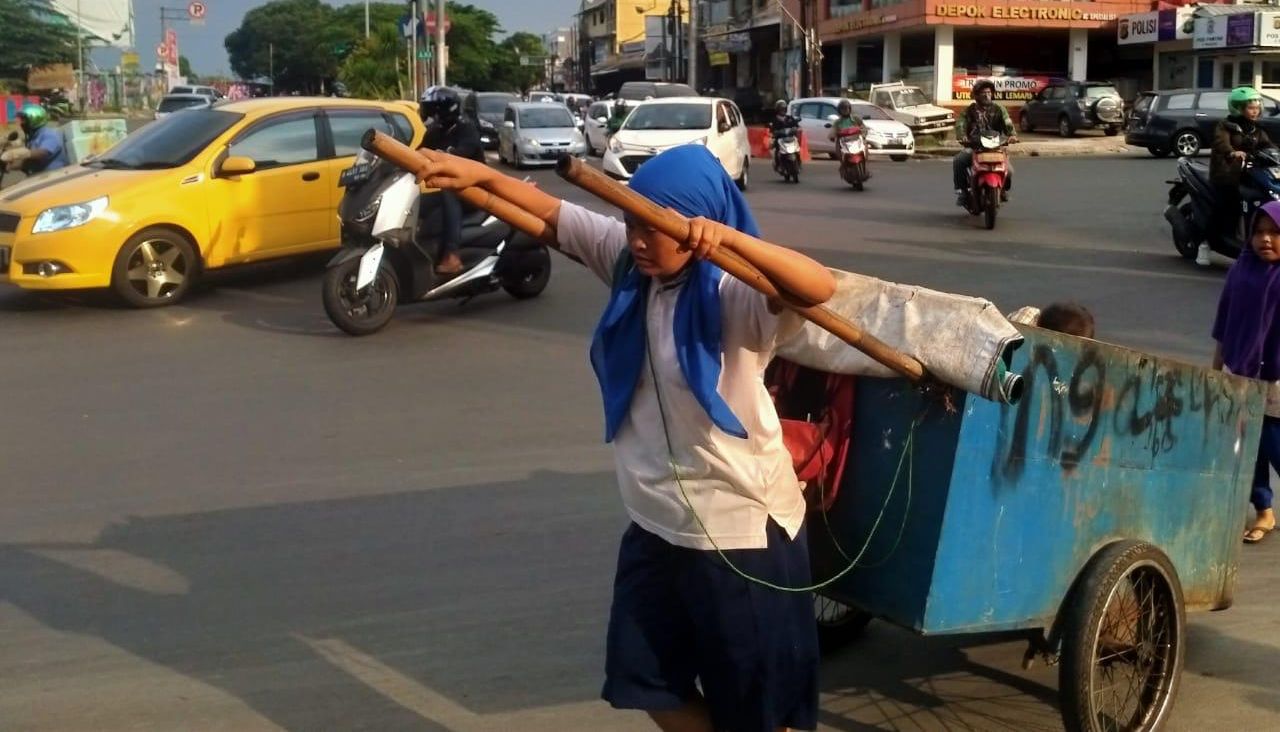 PEMULUNG di Jalan Margonda Raya, Depok. Selain kemacetan, kemiskinan menjadi masalah laten di Depok yang mendesak untuk diatasi.*
