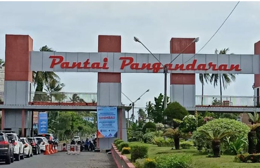 Gerbang pintu masuk Pantai Pangandaran. Pada libur Imlek 2021 hingga Jumat 12 Februari sore tidak ada lonjakan pengunjung yang datang.ni