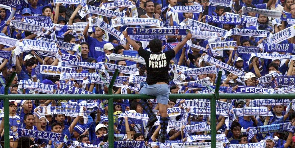Bobotoh Persib Bandung di Stadion Siliwangi, Kota Bandung pada dekade 2000-an. 