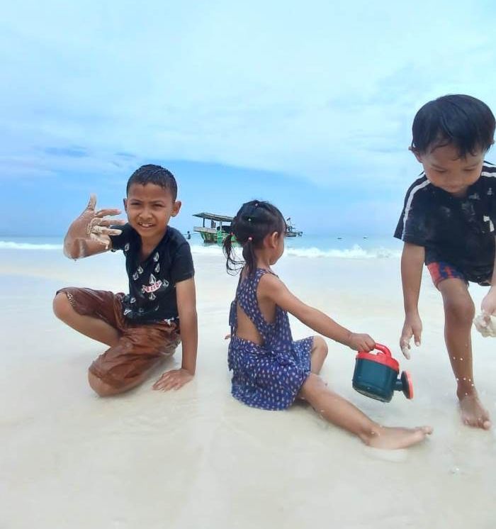 Anak-anak bermain penuh riang di hamparan pasir putih Pantai Panrangluhu/WartaBulukumba.Com