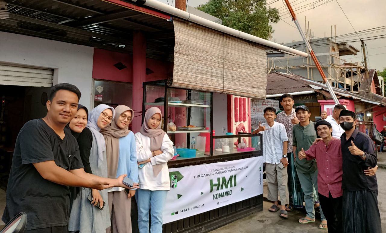 Pengurus HMI Komisariat IAIN Manado di Bazar Takjil Ramadhan 2023