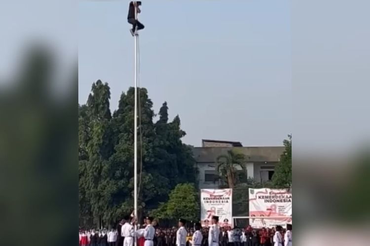 Aksi Soundman Nekat Panjat Tiang Bendera demi Sang Merah Putih Berkibar di Tangerang Selatan