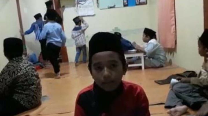 Naba Faiz Prasetya meninggal dunia setelah memakan sate yang dibawakan ayahnya, pemberian wanita tak dikenal.