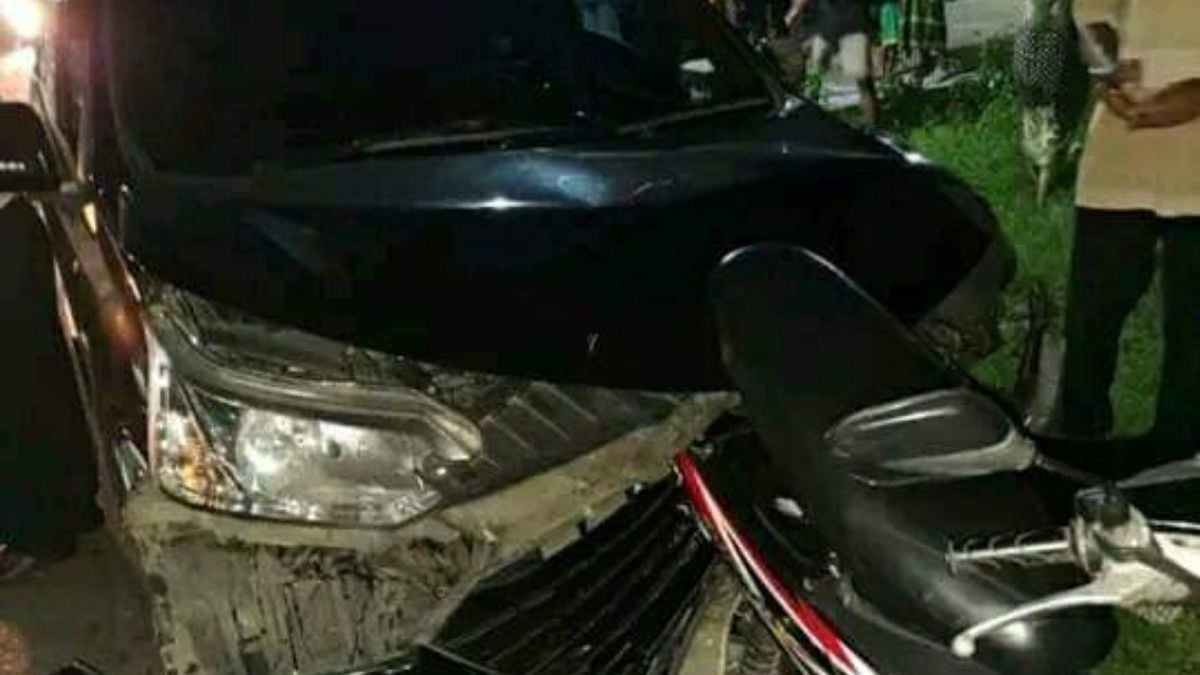 Diduga Mabuk Pengendara Mobil Tabrak Ibu Ibu Hingga Tewas Mobil Pelaku Digulingkan Warga