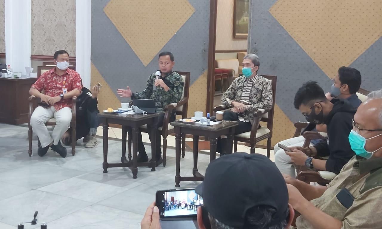 Wali Kota Bogor Bima Arya didampingi Wakil Wali Kota Bogor Dedie A. Rachim saat merilis hasil survei persepsi Covid-19 Kota Bogor di Balaikota, Jumat 11 September 2020.