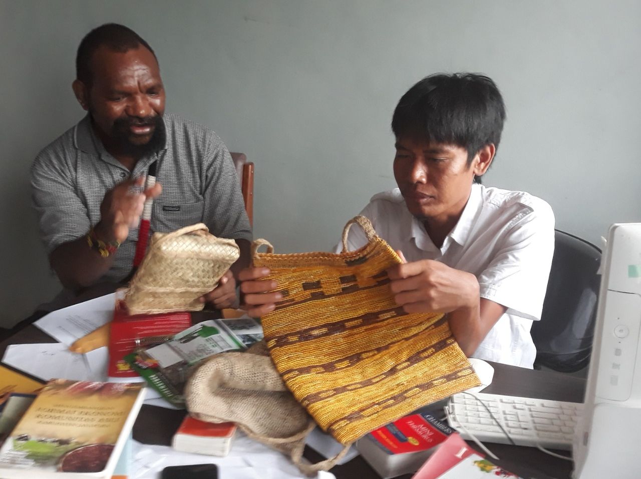 Hari Suroto,  Peneliti arkeologi Badan Riset dan Inovasi Nasional (BRIN) bersama Titus Pekey penggagas noken sebagai warisan budaya dunia UNESCO