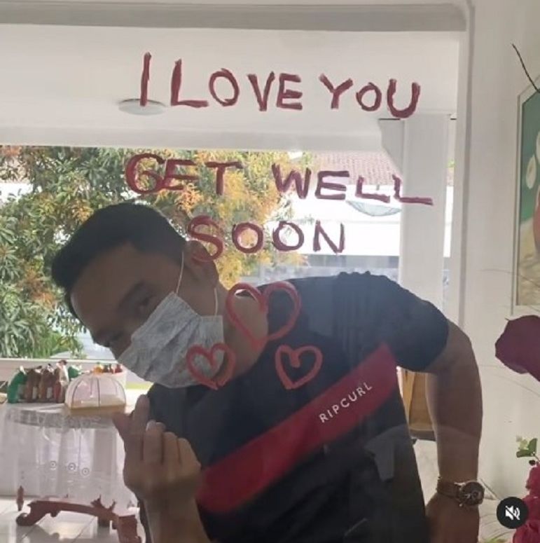 Ridwan Kamil menggambar finger heart kepada istrinya lengkap dengan tulisan ‘I Love You. Get Well Soon’