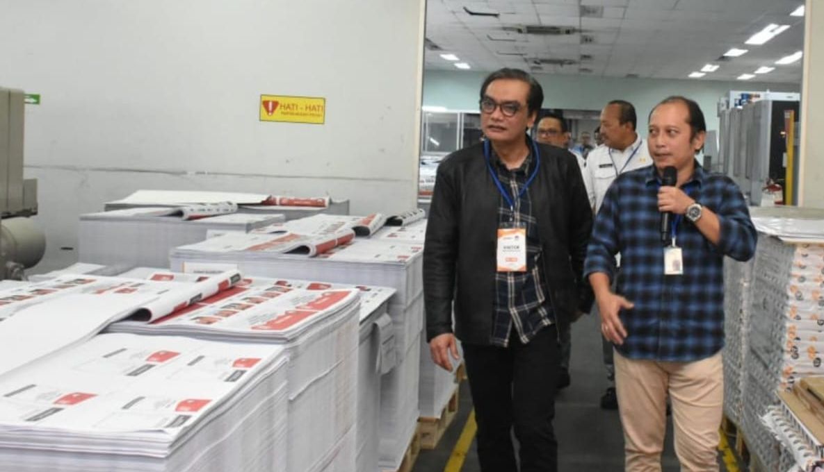 Anggota KPU RI, Yulianto Sudrajat sedang melakukan monitoring pencetakan surat suara
