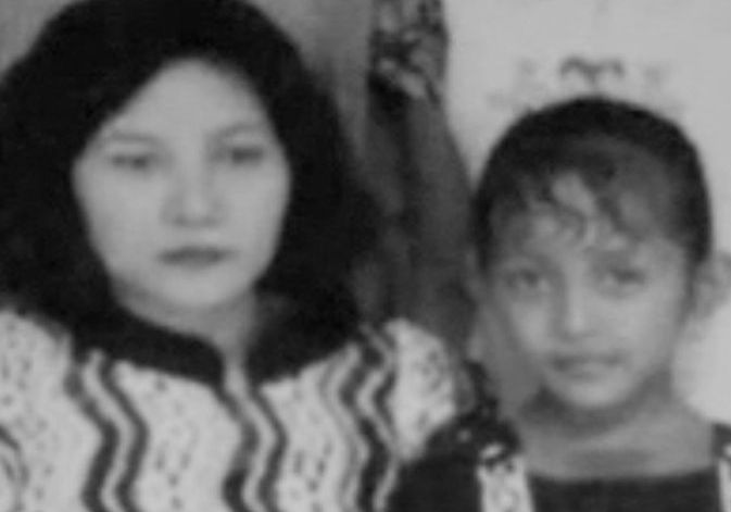 Potret AKP Rita Yuliana kecil bersama ibunya.