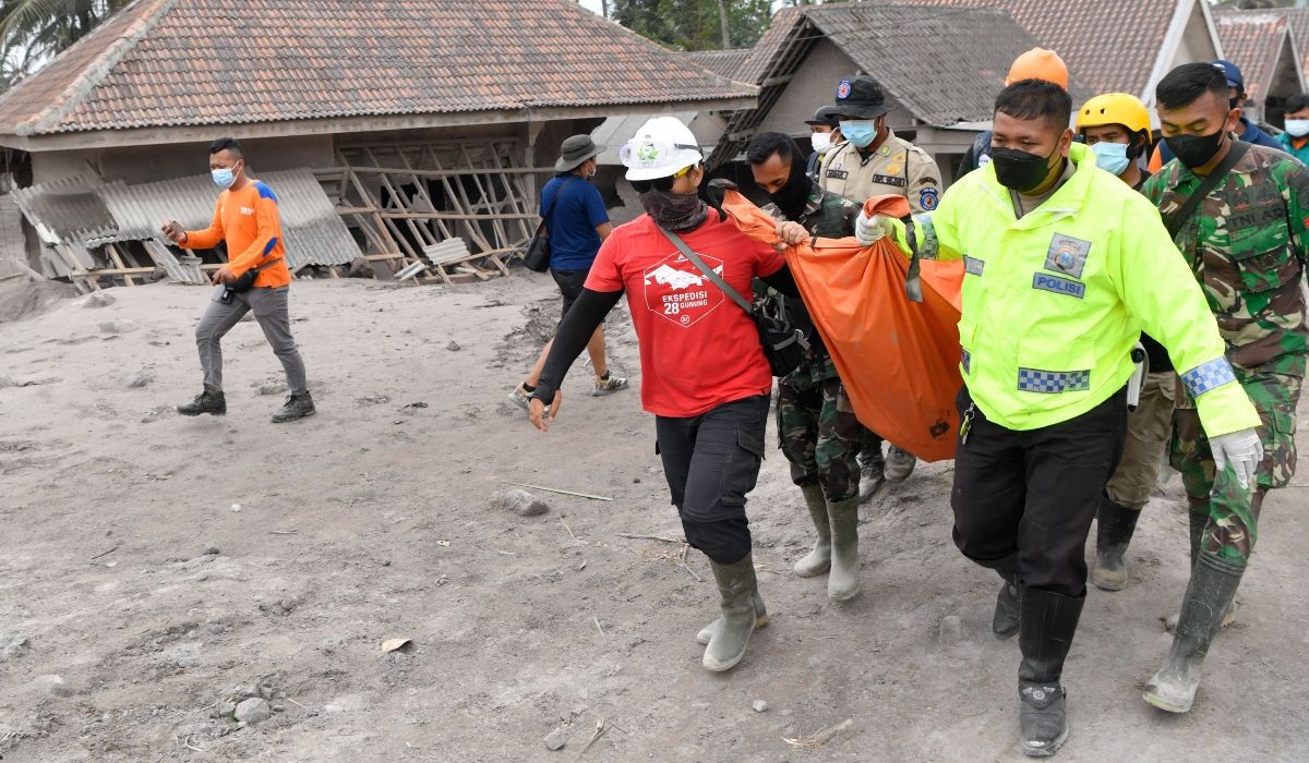 Tim SAR gabungan mengevakuasi jenazah korban yang tertimbun material guguran awan panas Gunung Semeru saat operasi pencarian korban di Desa Sumberwuluh, Lumajang, Jawa Timur, Senin, 6 Desember 2021.