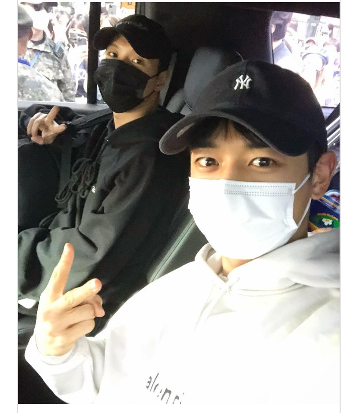 Minho mengunggah foto dirinya dan Taemin saat dalam mobil. 