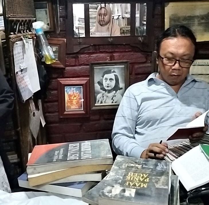 Anto Solihin, kolektor buku sekaligus pemilik Perpustakaan Batu Api di Jalan Raya Jatinangor Desa Cikeruh, Jatinangor Kabupaten Sumedang.