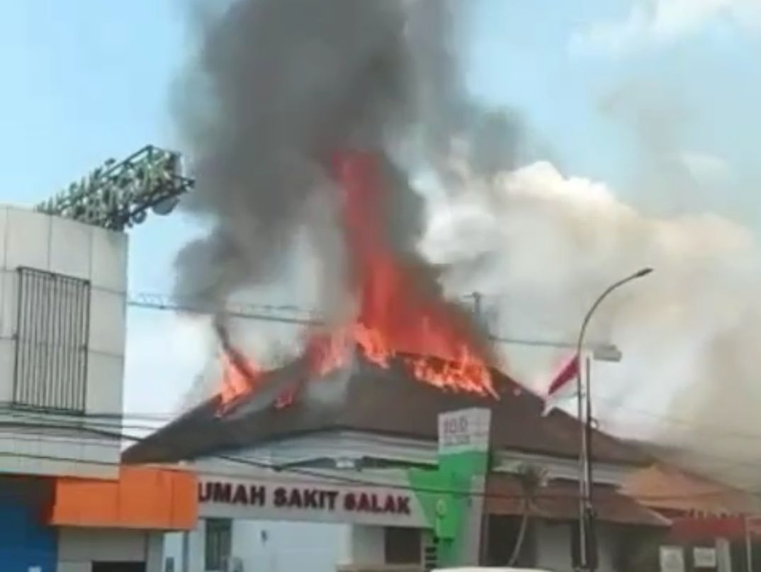 Kumpulan Foto-Foto Kebakaran RS Salak hasil jepretan netizen