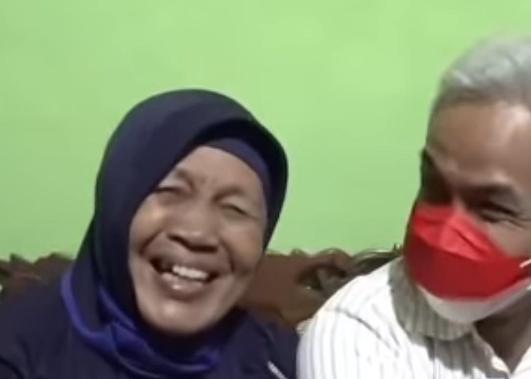 Mba Sri tertawa terpingkal-pingkal saat menceritakan Ganjar kecil. Ganjar sowan ke rumah Mbak Sri di Kelurahan Way Laga, Kecamatan Sukabumi, Kota Bandarlampung saat melakukan kunjungan kerja balasan ke sejumlah daerah di Provinsi Lampung. 