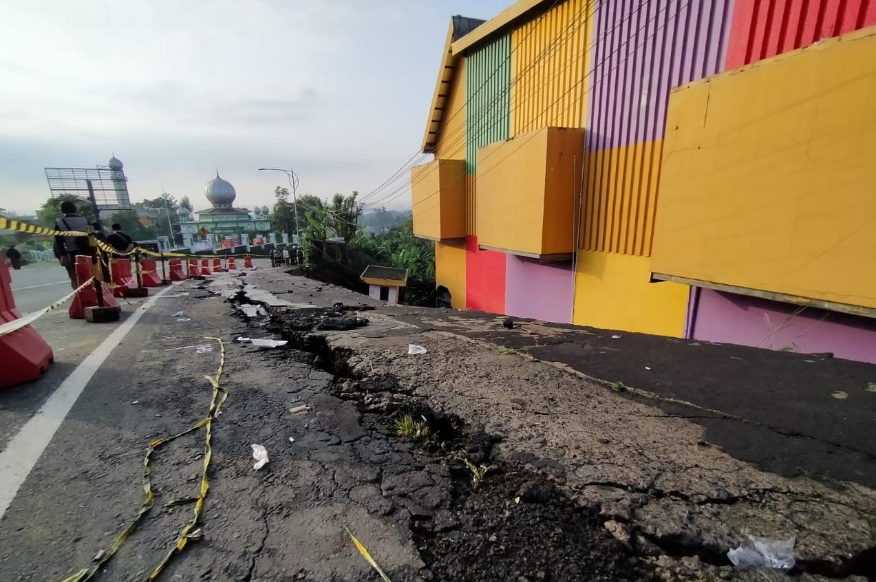 Bahu Jalan di Jalur Utama Puncak Cipanas Kabupaten Cianjur Amblas