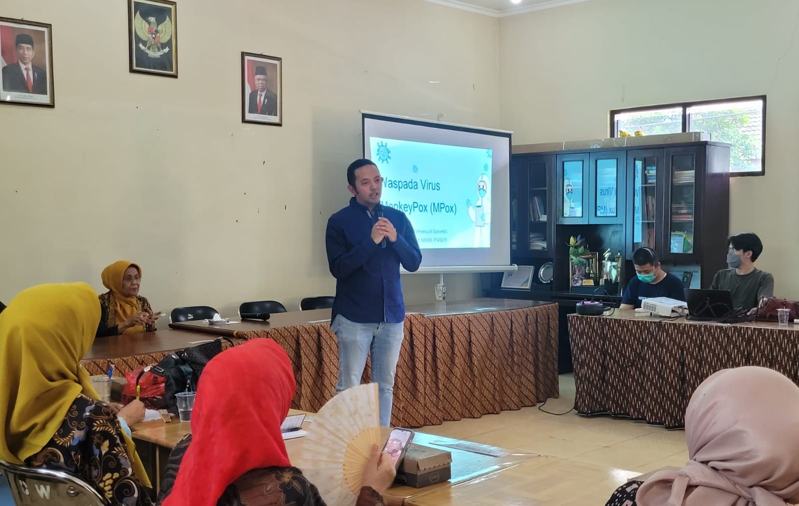 Dr dr Agung Firmansyah Sumantri Sp.PD, KHOM, Mars Finasim, pada pertemuan dengan para sesepuh perempuan Kota Bandung di Jalan Wirangrong, Kota Bandung pada Sabtu 18 November 2023.