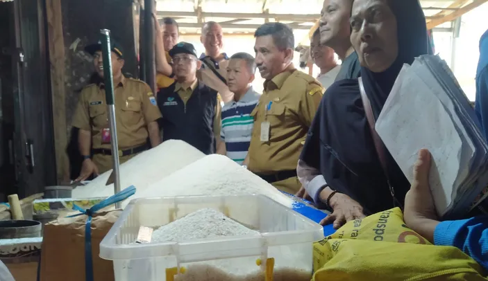 Sekda Pandeglang Telusuri Penyebab Kenaikan Harga Beras di Pasar Badak...