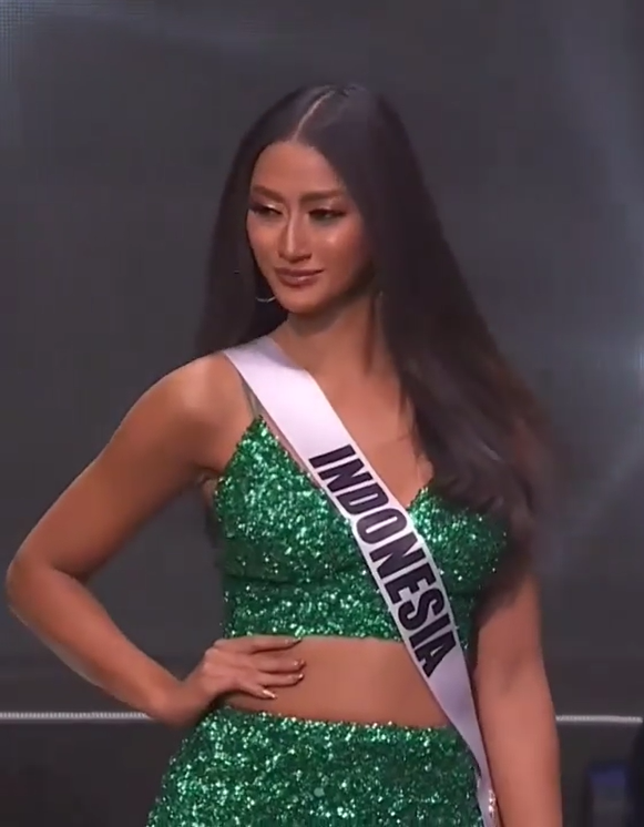 Ayu Maulida dalam ajang kecantikan dunia, Miss Universe 2020, kenakan busana hijau berkilau.*