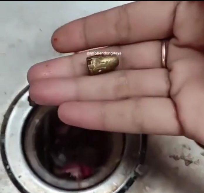 Dugaan peluru nyasar ditemukan di dapur rumah warga di Jl Cinta Asih Utara, Cibangkong Batununggal, Bandung.