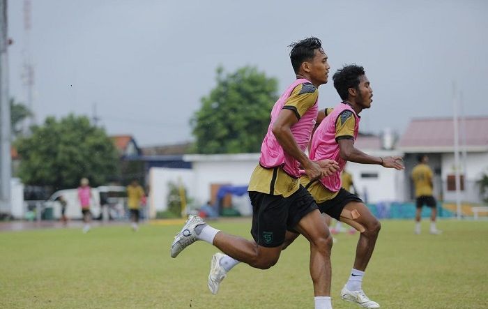 Arief Catur, pemain Persebaya Surabaya sedang berlatih.