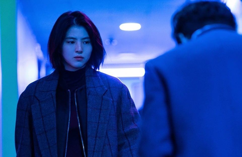 Han Soo Hee tampak berkarisma dalam drama Korea My Name saat mengenakan blazer.
